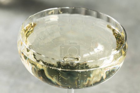Téléchargez les photos : Champagne sec pétillant dans un verre coupé Prêt à boire - en image libre de droit