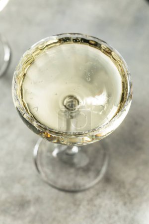 Foto de Champán Boozy Bubbly Dry en una copa de copa lista para beber - Imagen libre de derechos