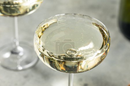 Téléchargez les photos : Champagne sec pétillant dans un verre coupé Prêt à boire - en image libre de droit
