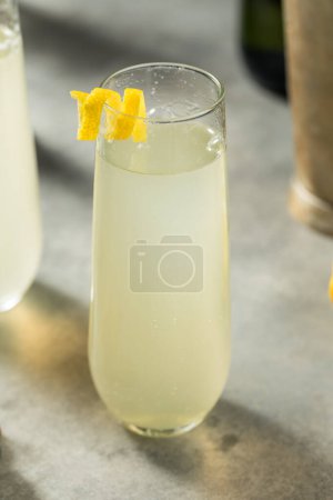 Téléchargez les photos : Cocktail Bubbly Boozy French 75 avec Champagne et Citron - en image libre de droit