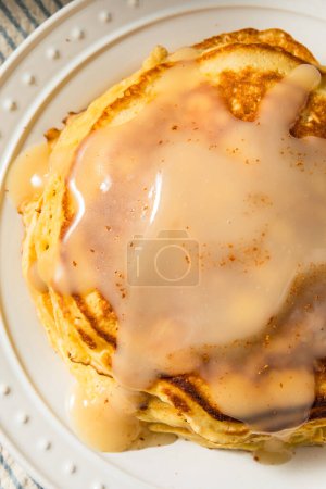Téléchargez les photos : Crêpes de lait de poule maison chaudes à la cannelle et à la sauce - en image libre de droit