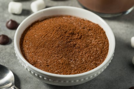 Téléchargez les photos : Poudre de cacao chaude biologique sèche Mélanger dans un bol - en image libre de droit