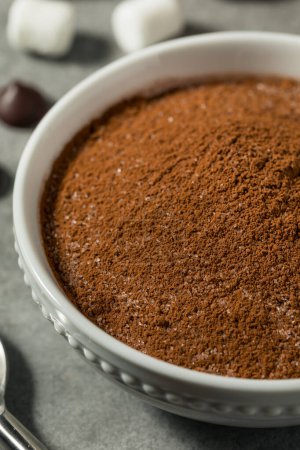 Téléchargez les photos : Poudre de cacao chaude biologique sèche Mélanger dans un bol - en image libre de droit