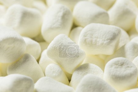 Téléchargez les photos : Mini guimauves bio blanches sèches dans un bol - en image libre de droit