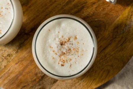 Téléchargez les photos : Cocktail de punch au lait de brandy froid Boozy avec noix de muscade - en image libre de droit