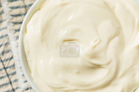 Téléchargez les photos : Fromage mascarpone blanc fait maison biologique dans un bol - en image libre de droit