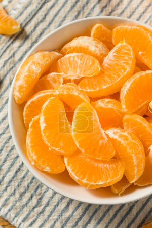 Téléchargez les photos : Oranges mandarines pelées crues biologiques prêtes à manger - en image libre de droit