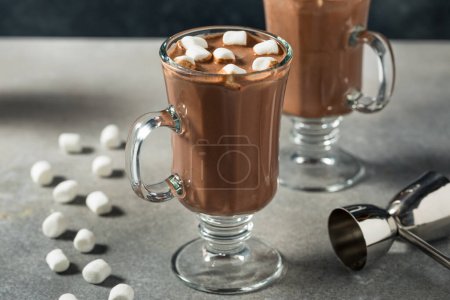 Téléchargez les photos : Chocolat chaud au cacao Boozy chaud dans une tasse avec des guimauves - en image libre de droit