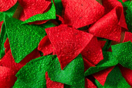 Foto de Tortilla de Navidad festiva roja y verde con patatas fritas con salsa - Imagen libre de derechos