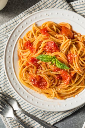 Foto de Espaguetis italianos al Pomodoro Pasta con tomate y albahaca - Imagen libre de derechos
