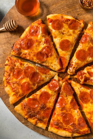 Foto de Pizza picante casera de pepperoni de miel picante con queso y salsa - Imagen libre de derechos