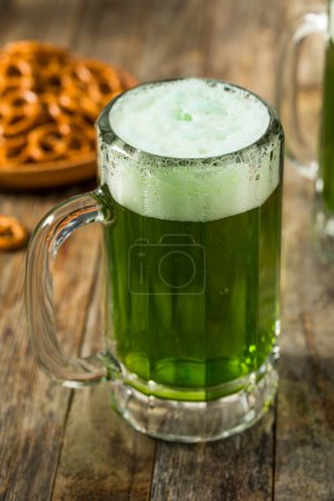 Téléchargez les photos : Boozy rafraîchissant vert St Patricks Day bière dans une tasse - en image libre de droit