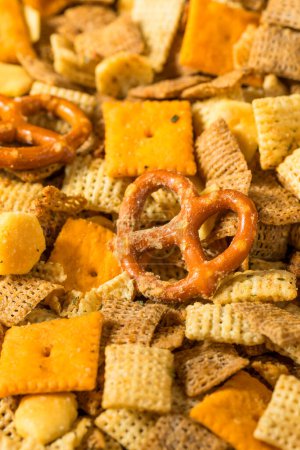 Foto de Galleta casera Sabor Snack Mix con Pretzels y cereales - Imagen libre de derechos