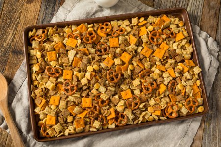 Foto de Galleta casera Sabor Snack Mix con Pretzels y cereales - Imagen libre de derechos