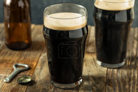 Téléchargez les photos : Boozy Dark Irish Stout bière dans une pinte de verre - en image libre de droit