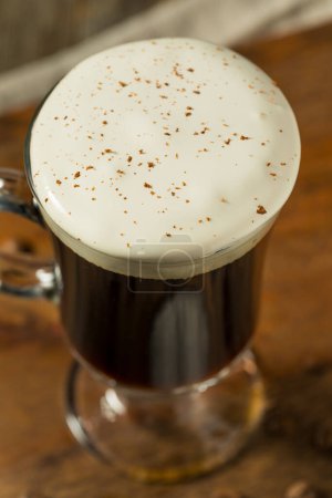Foto de Café irlandés caliente con crema batida y whisky - Imagen libre de derechos