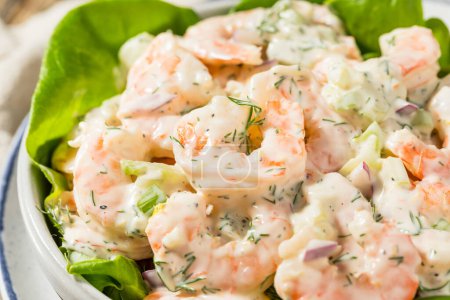 Téléchargez les photos : Salade crémeuse de crevettes maison avec aneth et laitue - en image libre de droit