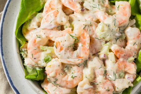 Téléchargez les photos : Salade crémeuse de crevettes maison avec aneth et laitue - en image libre de droit