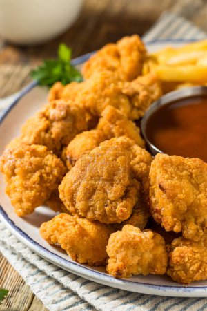 Téléchargez les photos : Morsures de nugget de poulet frit bio avec frites - en image libre de droit