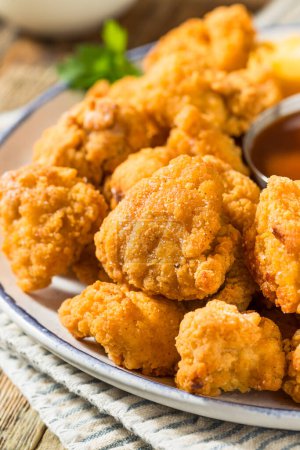 Téléchargez les photos : Morsures de nugget de poulet frit bio avec frites - en image libre de droit