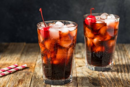 Téléchargez les photos : Cola cerise rafraîchissante froide avec glace dans un verre - en image libre de droit