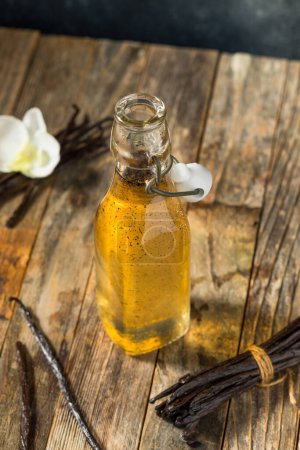 Téléchargez les photos : Sirop simple de haricot vanille sucré dans une bouteille pour boissons - en image libre de droit