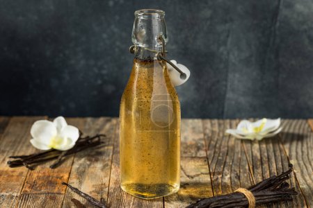 Téléchargez les photos : Sirop simple de haricot vanille sucré dans une bouteille pour boissons - en image libre de droit