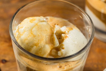 Téléchargez les photos : Dessert de café affogato sucré congelé avec crème glacée et expresso - en image libre de droit