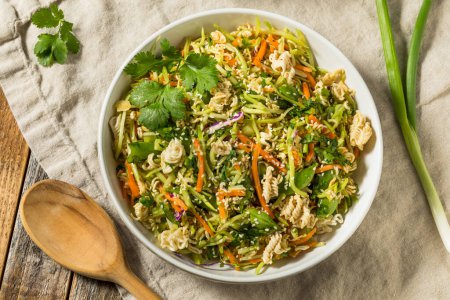 Téléchargez les photos : Salade de ramen croquante d'Asie crue biologique au chou et à la coriandre - en image libre de droit