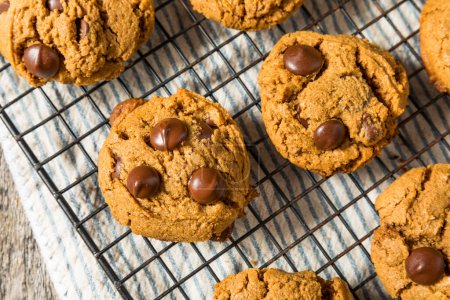 Téléchargez les photos : Biscuits aux pépites de chocolat à cinq ingrédients à la mode avec beurre d'arachide - en image libre de droit