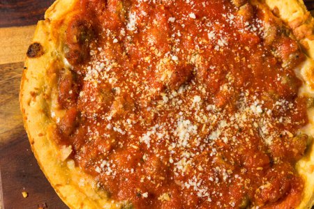 Téléchargez les photos : Mini pizza maison à plat profond de style Chicago avec saucisse - en image libre de droit