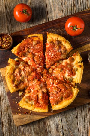 Téléchargez les photos : Mini pizza maison à plat profond de style Chicago avec saucisse - en image libre de droit