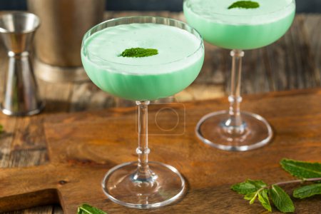 Téléchargez les photos : Cocktail à la sauterelle verte Boozy Mint avec crème de Cacao - en image libre de droit