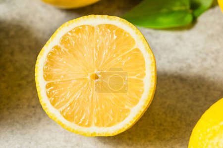 Foto de Limones sin semillas amarillos crudos orgánicos en un racimo - Imagen libre de derechos