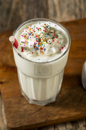 Foto de Milkshake de vainilla mezclado congelado con helado y aspersiones - Imagen libre de derechos