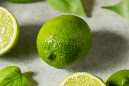 Téléchargez les photos : Limes verts crus biologiques en grappe - en image libre de droit
