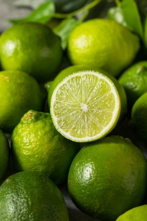 Téléchargez les photos : Limes verts crus biologiques en grappe - en image libre de droit