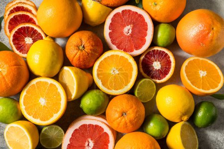 Téléchargez les photos : Agrumes Assortis Bruts Bio avec Limes Citrons Pamplemousse et Oranges - en image libre de droit