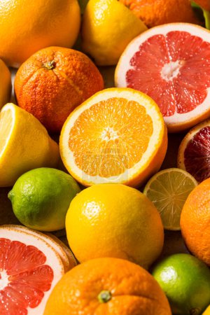 Téléchargez les photos : Agrumes Assortis Bruts Bio avec Limes Citrons Pamplemousse et Oranges - en image libre de droit
