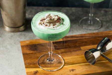 Téléchargez les photos : Sauterelle froide Boozy Mint Martini au chocolat et vodka - en image libre de droit