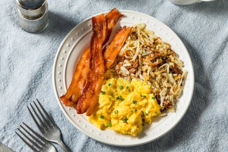 Téléchargez les photos : Petit déjeuner sain au bacon américain fait maison et marron haché avec sel et poivre - en image libre de droit