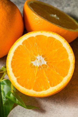 Téléchargez les photos : Oranges juteuses biologiques crues en grappe avec feuilles - en image libre de droit