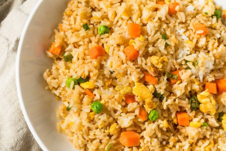 Hausgemachter chinesisch-asiatischer Reis mit Erbsen und Karotten