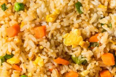 Hausgemachter chinesisch-asiatischer Reis mit Erbsen und Karotten