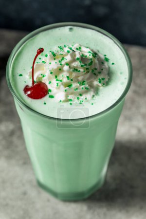Téléchargez les photos : Milkshake à la menthe congelée Boozy avec crème fouettée - en image libre de droit