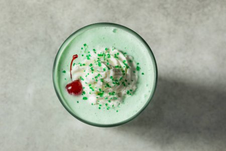 Téléchargez les photos : Milkshake à la menthe congelée Boozy avec crème fouettée - en image libre de droit