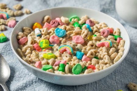Foto de Dulce malvavisco azucarado Lucky Irish Cereal con leche entera - Imagen libre de derechos