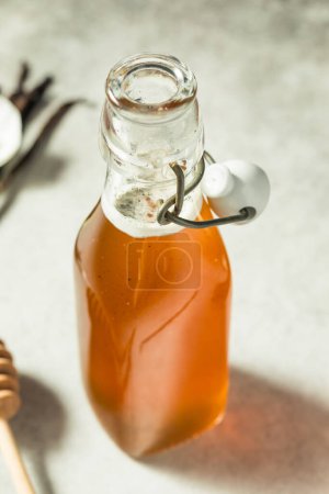 Téléchargez les photos : Sirop simple au miel de vanille fait maison dans une bouteille - en image libre de droit