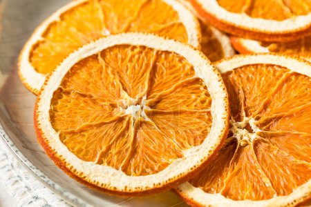 Foto de Rebanadas de naranja deshidratadas secas orgánicas saludables en un tazón - Imagen libre de derechos