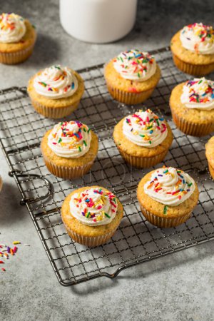 Süße hausgemachte Funfetti Cupcakes mit Zuckerguss und Streusel